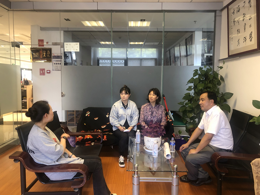 与社区干部交流