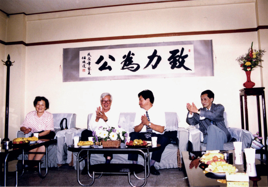 1998年8月11日，全国政协副主席、致公党中央主席罗豪才（左二）陪同下，到致公党云南省委机关看望机关干部（右一为许克敏主委）。_副本