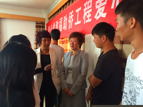 和孩子们交流