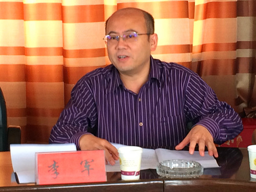李军副主委主持发放仪式