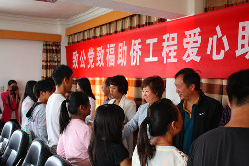 参加仪式的领导向受助同学发放助学金