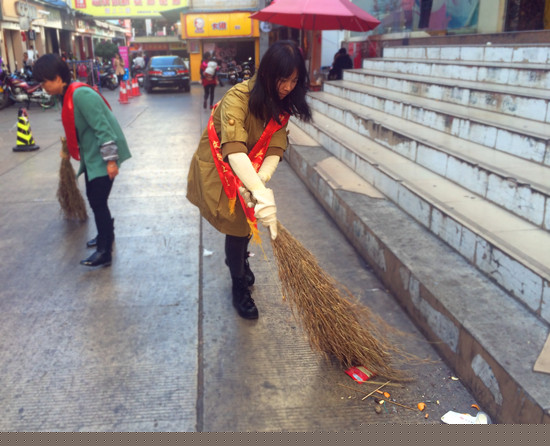 赵文红同志在打扫街道