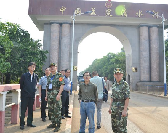 调研组在孟定清水河口岸实地调研