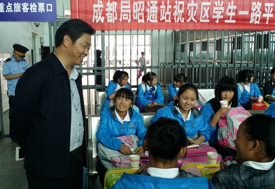 陶仁在昭通火车站送灾区孩子们上北京