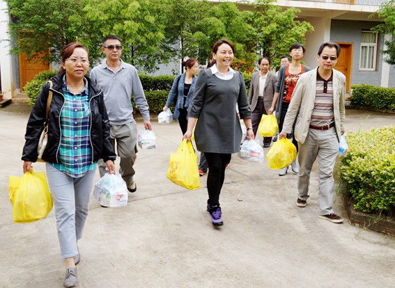 全体党员抵达珠街乡敬老院