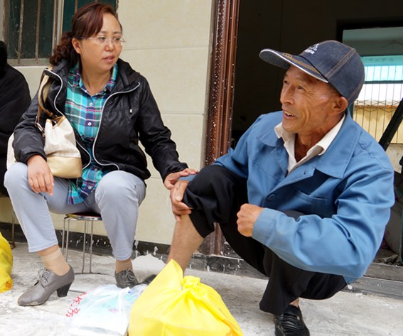 二支部主委肖赛英与老人谈心