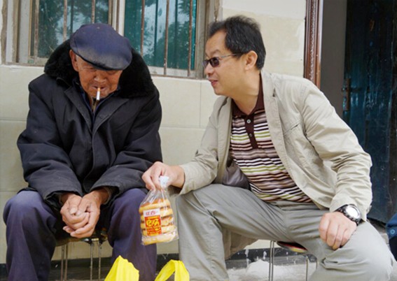 二支部副主委倖涛为老人们送上慰问品