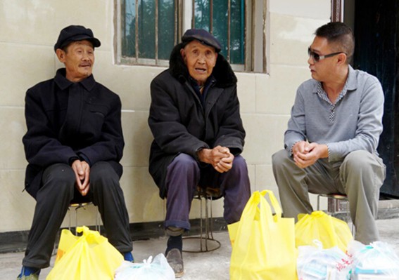 段辉为老人们赠送药品