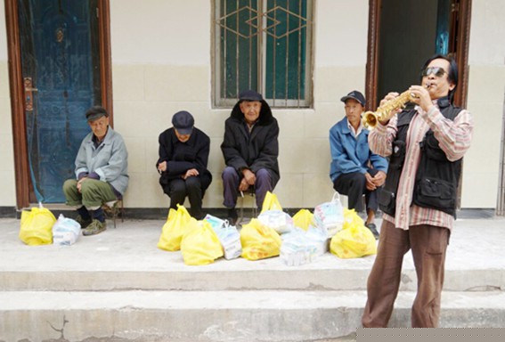 王学军为老人们吹奏萨克斯