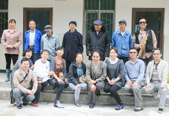 党员同部分老人合影