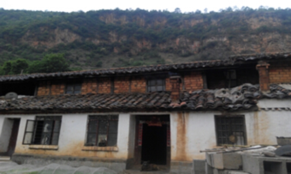 房屋紧紧挨着断崖