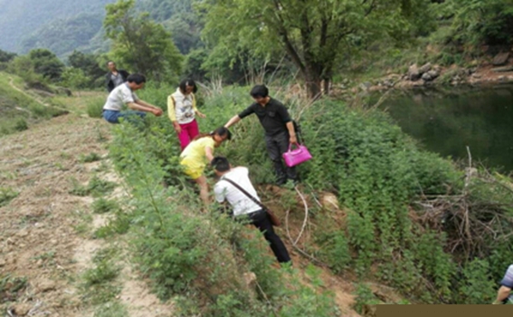 在羊肠小道上，艰难前行