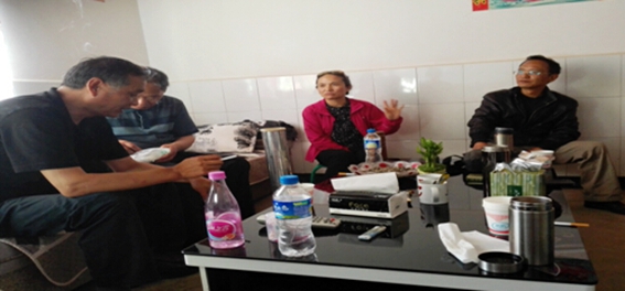 荀顺主委（左一）、金秀英副部长（左三）参加5月5日的调研