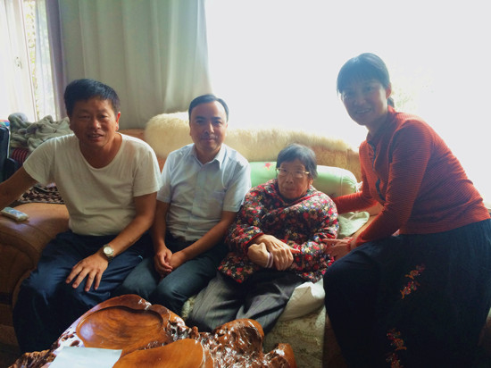 与黄淑清老人合影